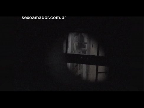 ❤️ Блонді таємно знімає на відео сусідський вуайерист, прихований за порожнистими цеглами Супер секс у нас ❌❤